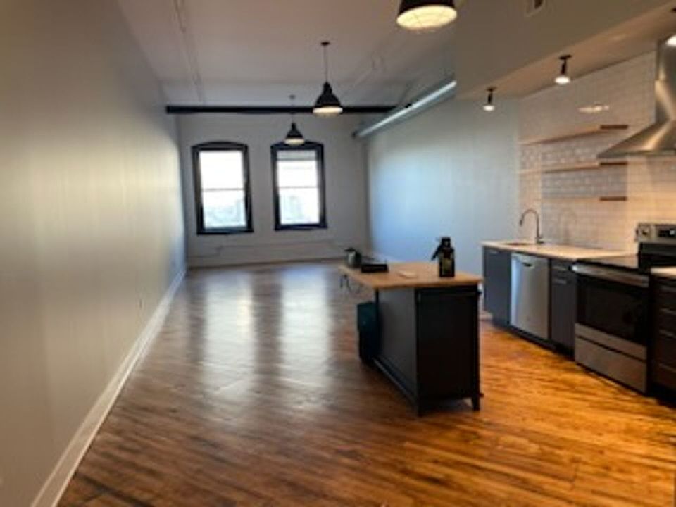 1st image of 2570 Farnam St Unit 204