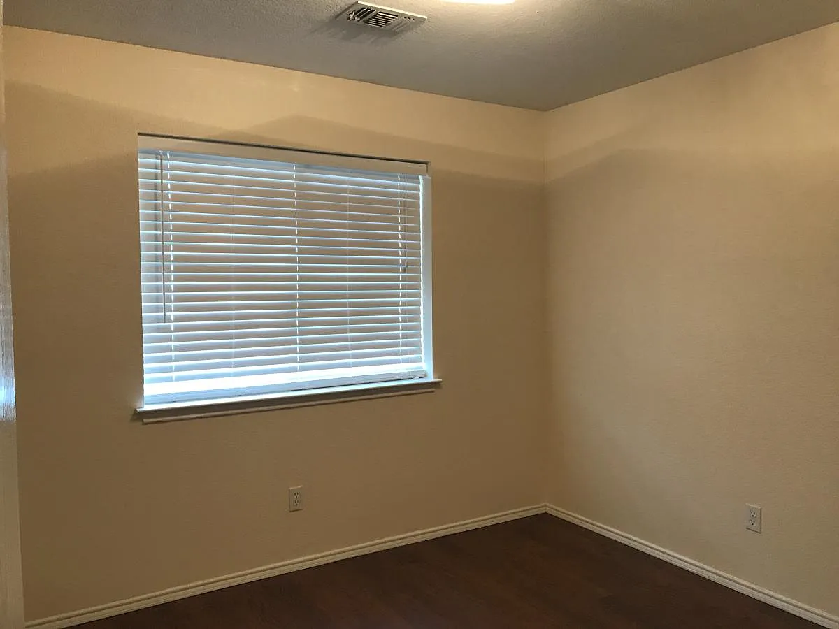 3 bed, 1333 sqft, $1,900 — Photo 4