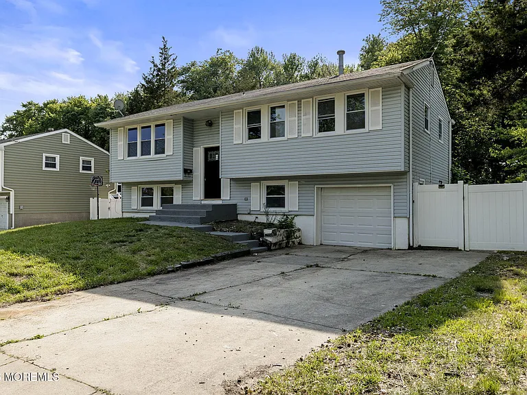 901 Russo Dr — Photo 2