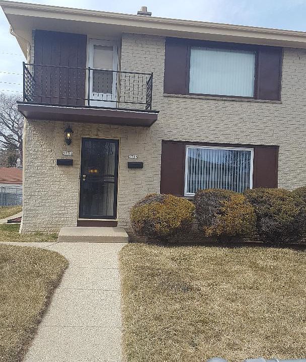 Upper Unit $900/month 3 bds 1.5 ba fenced yard