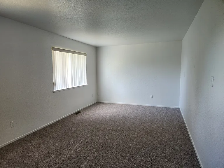 River Knolls Apartment — Photo 55