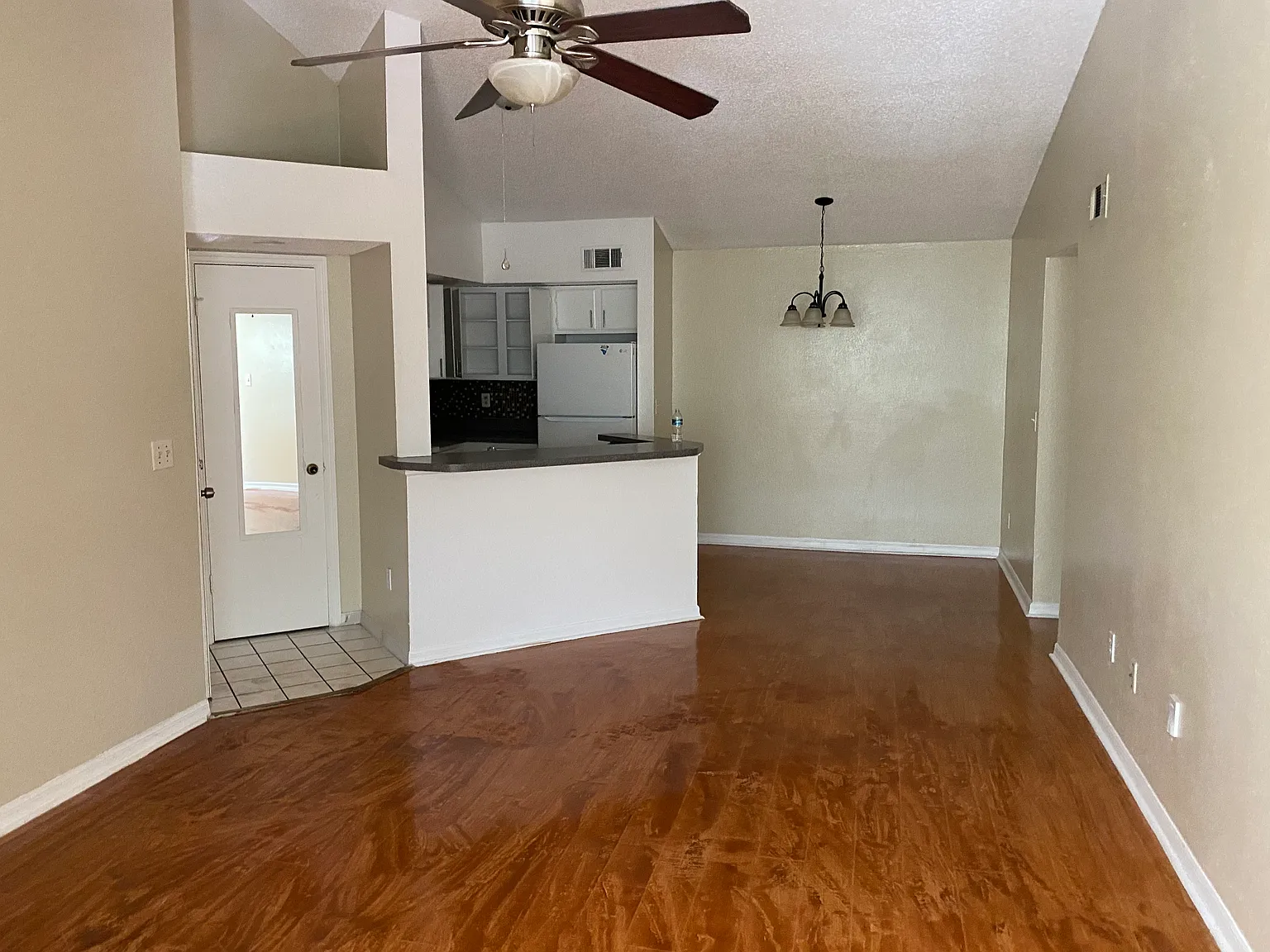 2 bed, 934 sqft, $1,300 — Photo 1