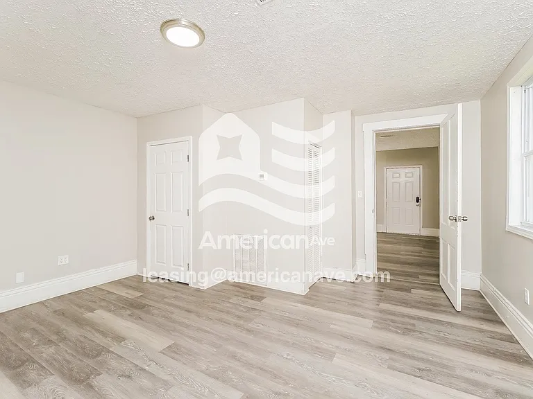 1576792_012_bedroom_13693346.jpg