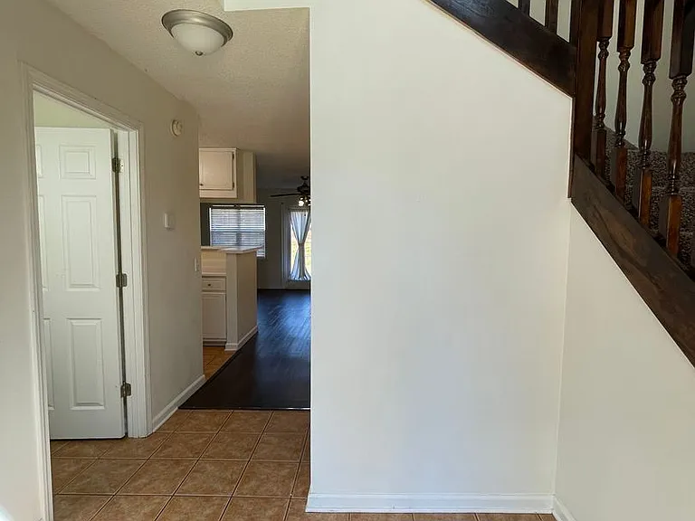 118 W Briar Dr — Photo 2
