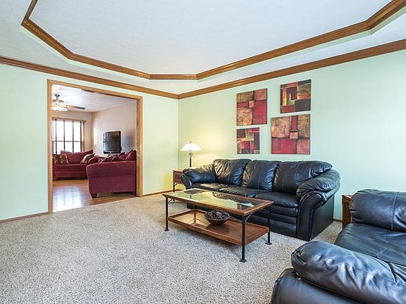 4th image of 556 Montgomery Dr