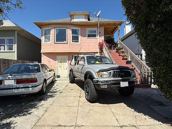 2nd image of 3227 Chestnut St