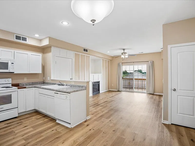 2 bed, 1027 sqft, $1,600 — Photo 3