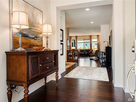 Wide open entry with view straight to the backyard.