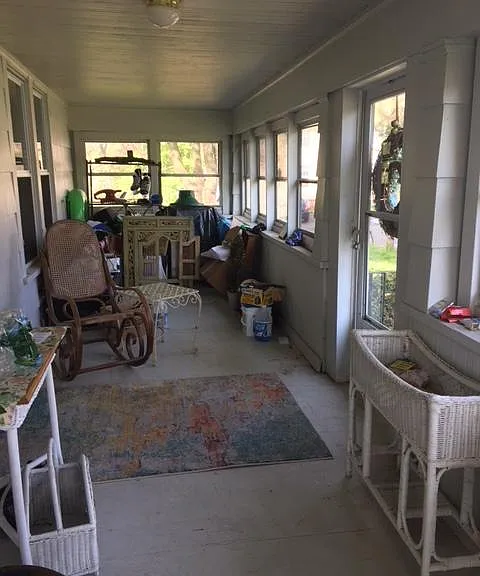 Front porch
(not furnished)