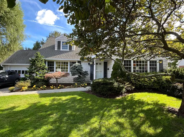 17 Washington Ave, Glen Head, NY 11545