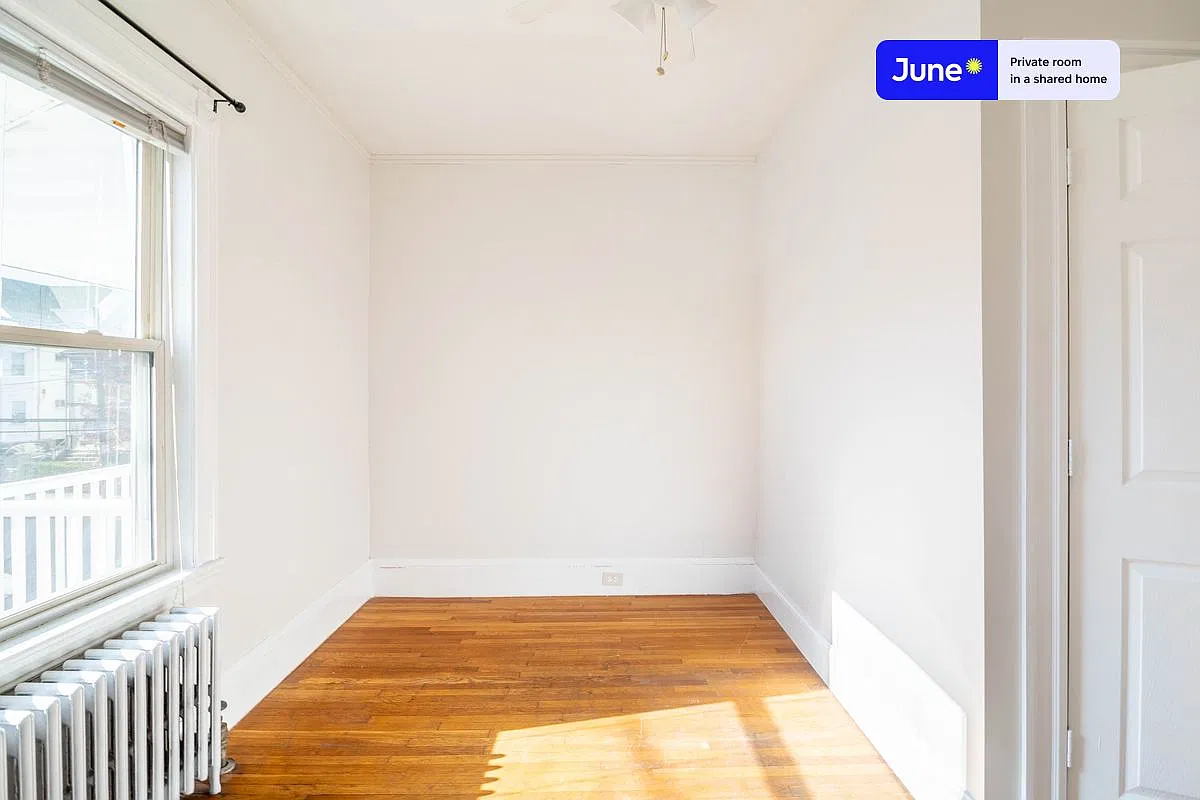 Full bedroom in 7 bed/2 bath home in Brighton #1517 A — Photo 4