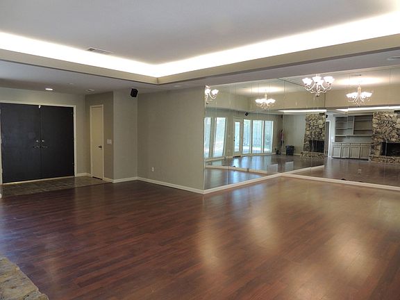 4th image of 9917 Woodlake Dr