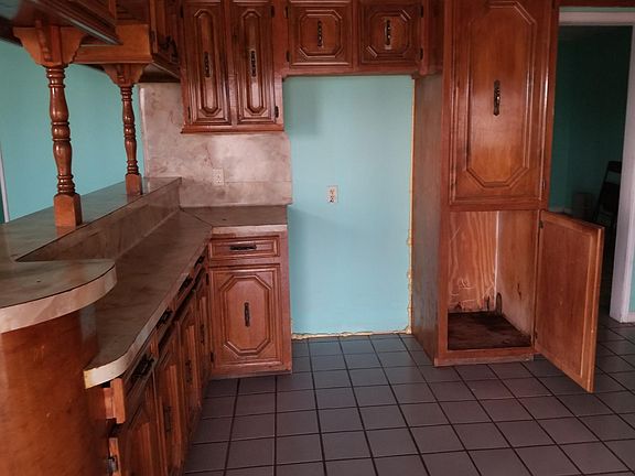 Kitchen, Refrigerator Space of 5'1/2 height