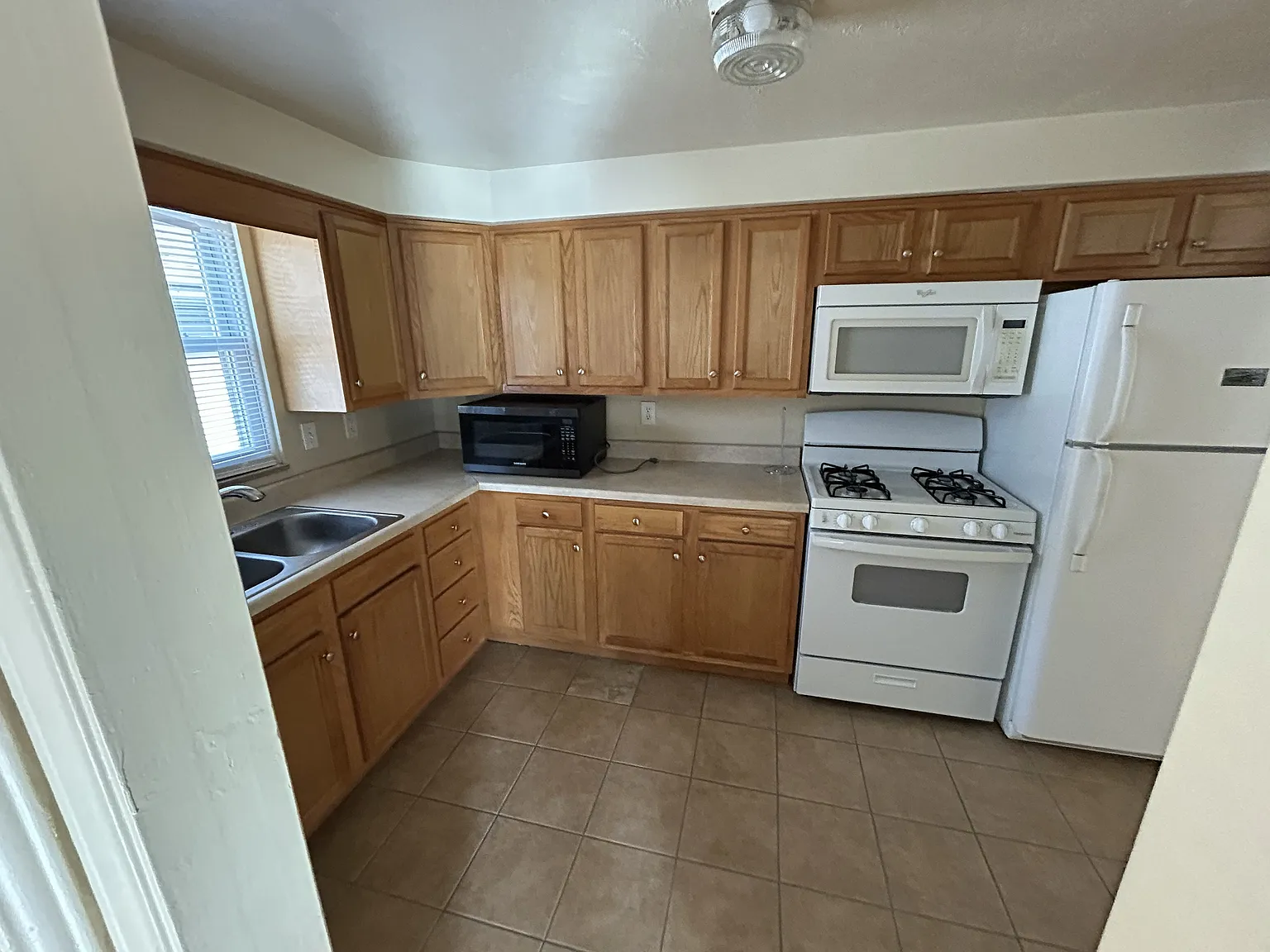 2 bed, 800 sqft, $1,000 — Photo 3