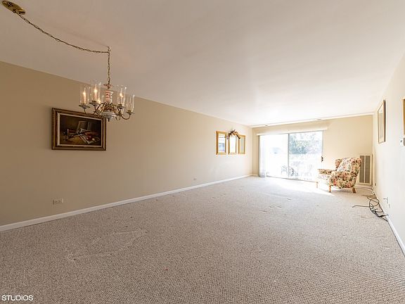 3rd image of 909 E Kenilworth Ave #426