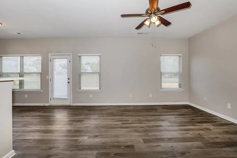 5 bed, 3.0 bath, 2242 sqft, $2,425 — Photo 4