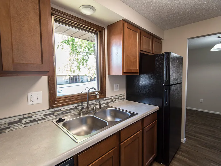 Brentwood Park Apartments — Photo 9