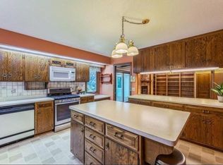 2148 Queens Dr, Woodbury, MN 55125