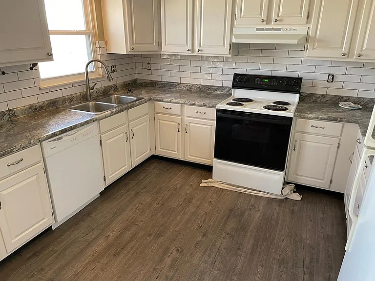 1908 W Barber Ave — Photo 5