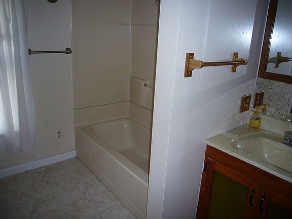 4th image of 35 Pearl St