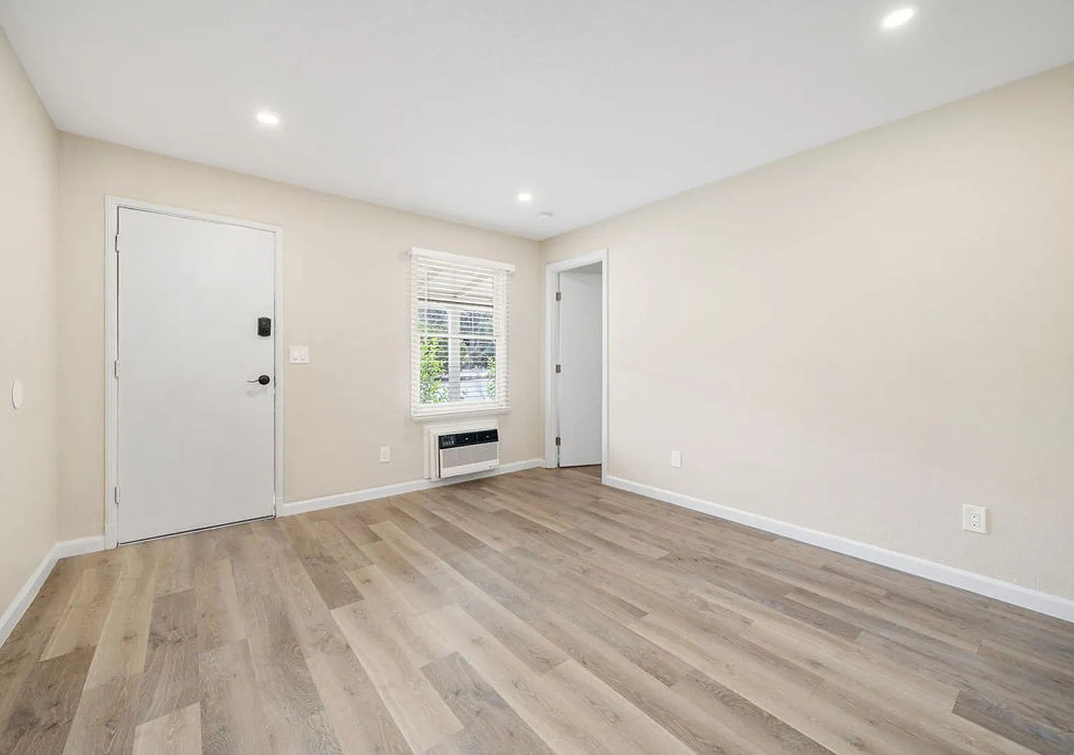 5480 Capistrano — Photo 4