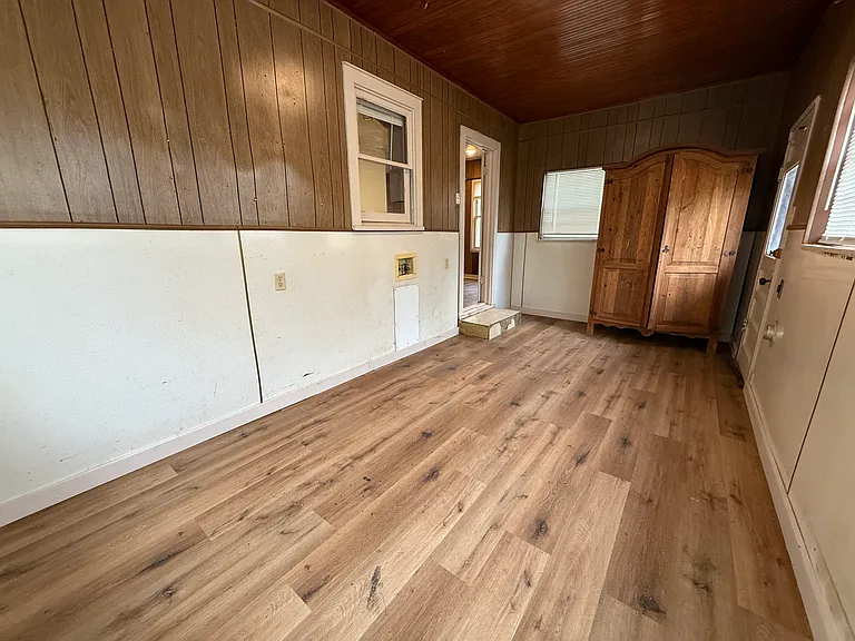213 E Velma Ave — Photo 9