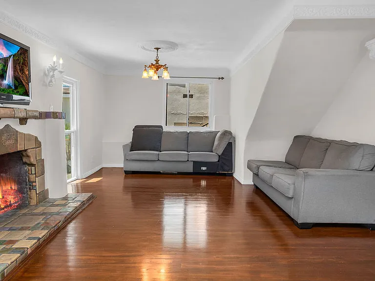 2620 Commodore St — Photo 3