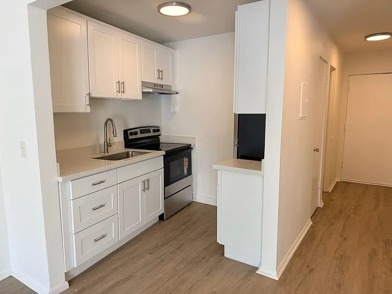 Crescent Apartments — Photo 12