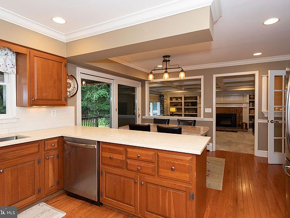 5th image of 330 Wedgewood Dr