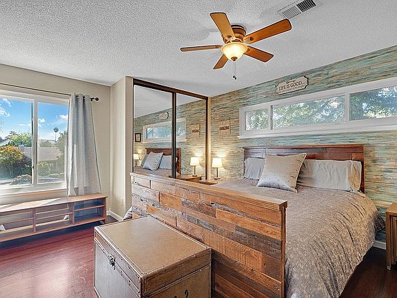 4th image of 25 Astoria Cir