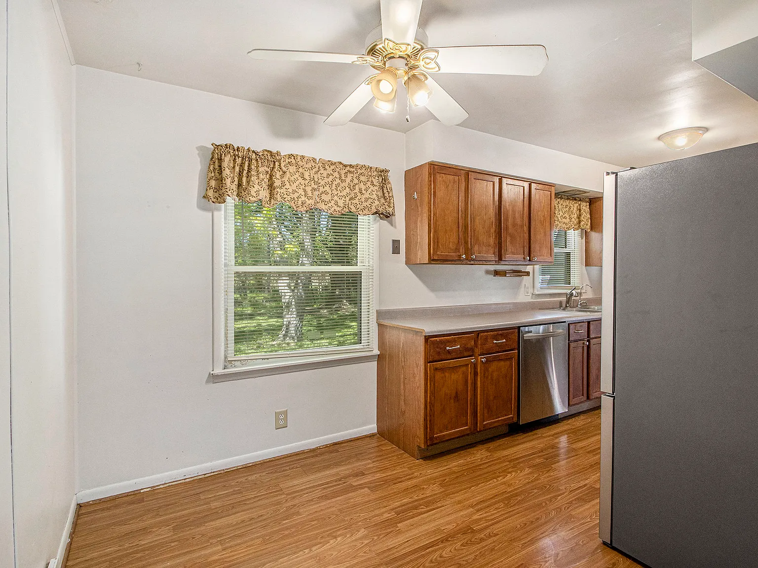 3 bed, 1.0 bath, 1160 sqft, $1,600 — Photo 4