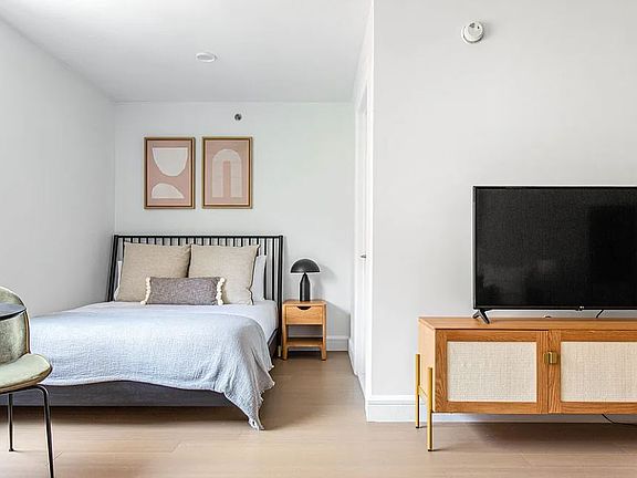 3rd image of 311 W 50th St