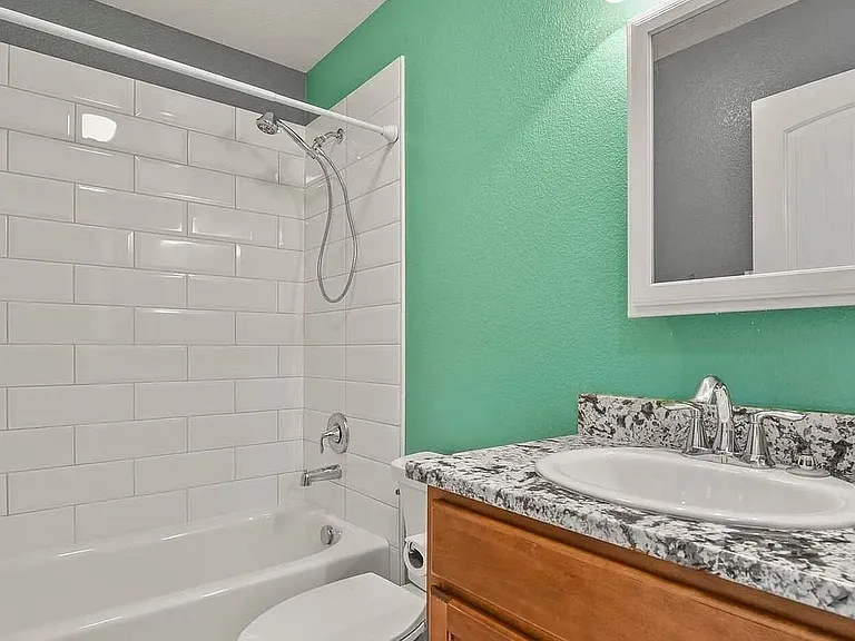 573 W Archer Plz — Photo 24
