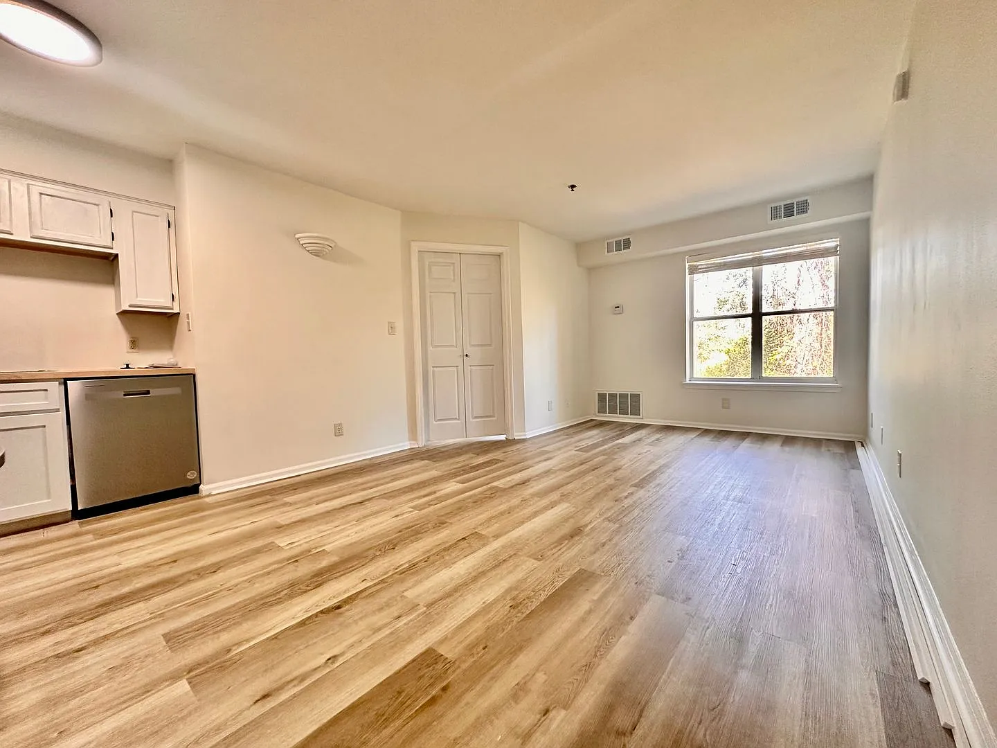 Newly Renovated 1B/1B Condo in Pointe of View located steps from Grand Boulevard! — Photo 3