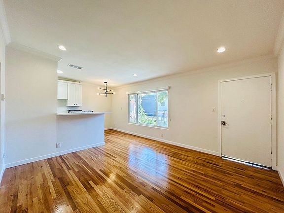 3rd image of 1733 Granville Ave APT 11