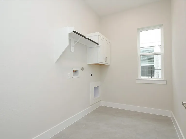 8018 Hingham Ln — Photo 6