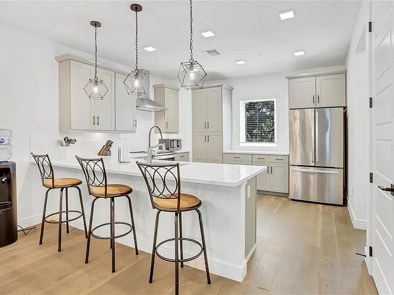 212 E Pineloch Ave — Photo 6
