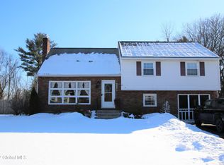 11 Roslyn Dr, Ballston Lake, NY 12019