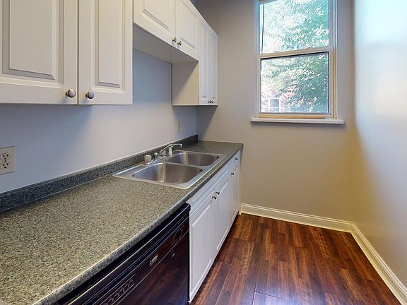 2nd image of 2347 Flora St