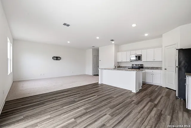 4 bed, 3.0 bath, 2261 sqft, $1,895 — Photo 4