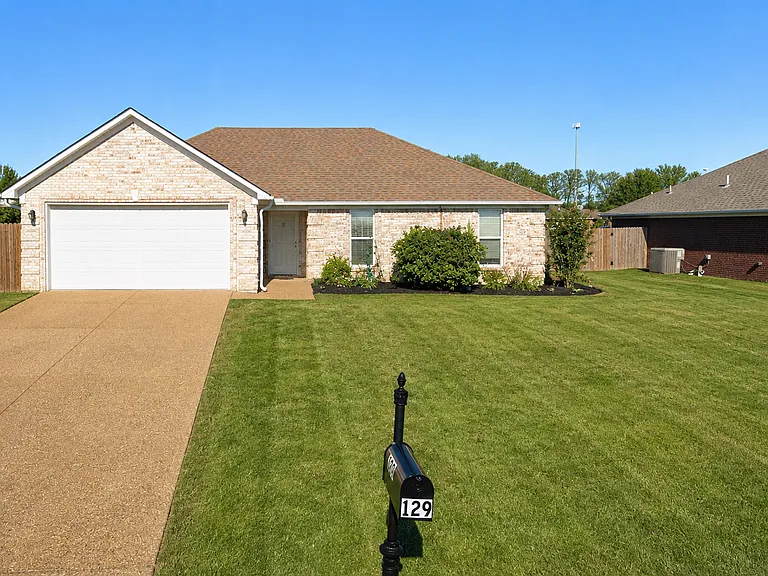 129 Paulmerston Dr — Photo 1