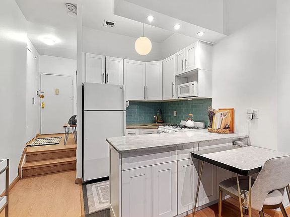 5th image of 35 E 10th St APT 3E