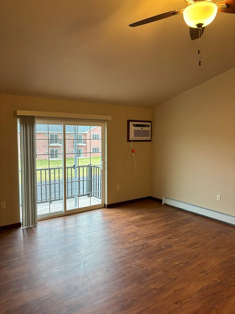 122-128 Mainline Dr — Photo 3