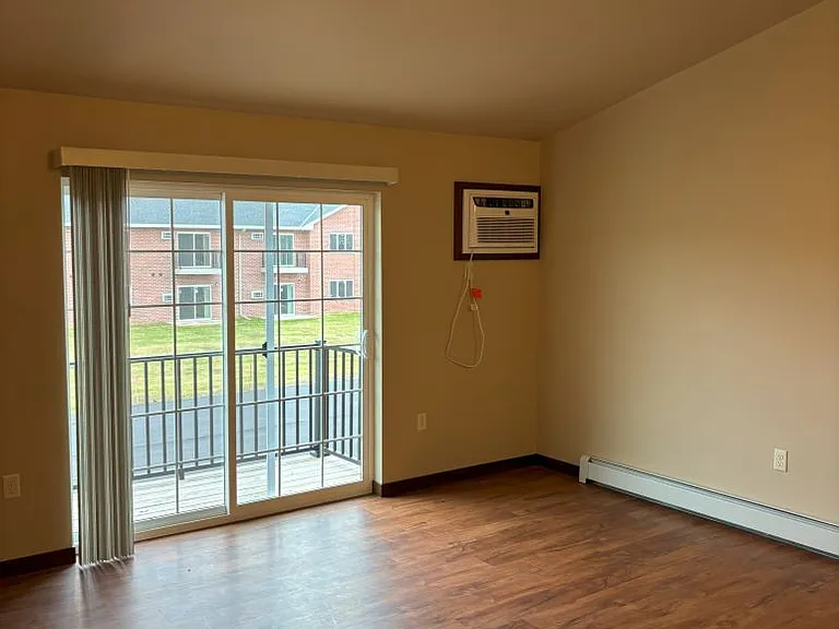 122-128 Mainline Dr — Photo 3