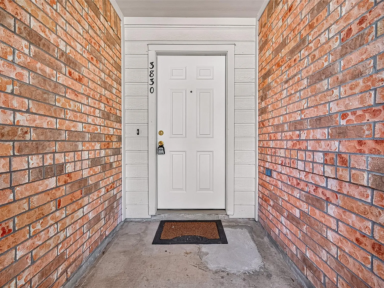 3 bed, 2.0 bath, 2215 sqft, $2,150 — Photo 2