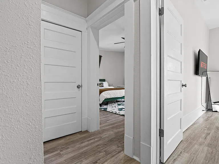 623 W Elmira St — Photo 12