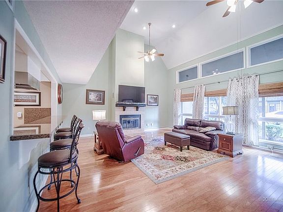 5th image of 682 Lakewood Dr