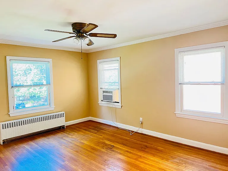8505 Greenwood Ave — Photo 2