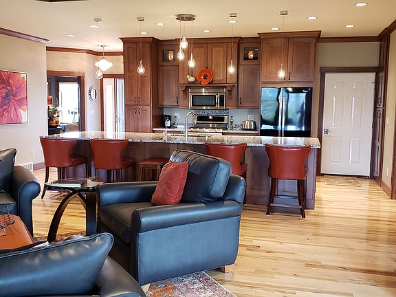 KITCHEN/CONVERSATION AREA