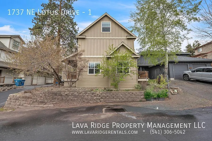 Building Photo - 1737 NE Lotus Dr #1